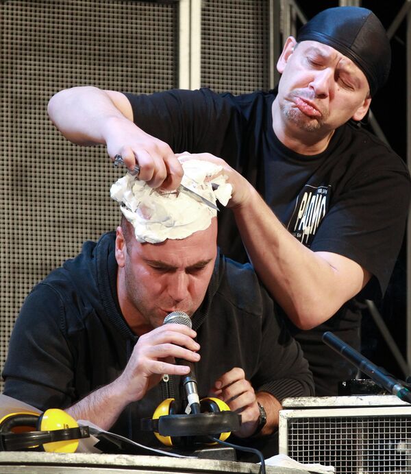 Актеры Ростислав Хаит и Дмитрий Марьянов (слева направо) принимают участие в юбилейном концерте театра Квартет И День Радио – 10 лет, проходящем в Московском Государственном театре Эстрады Актеры Ростислав Хаит и Дмитрий Марьянов (слева направо) принимают участие в юбилейном концерте театра Квартет И День Радио – 10 лет, проходящем в Московском Государственном театре Эстрады - Sputnik Латвия