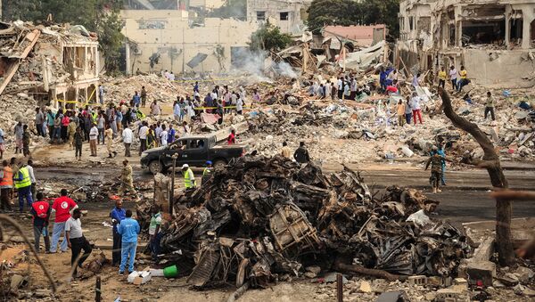 На месте взрыва в столице Сомали городе Могадишо, 14 октября 2017 - Sputnik Латвия