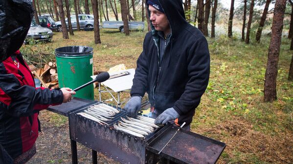 Мастер приготовления миноги делится с журналистами секретом старинного рецепта - Sputnik Латвия