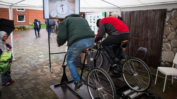 Разгрузка после сытного застолья - заезд на старинных велосипедах Ērenpreisiem - Sputnik Латвия