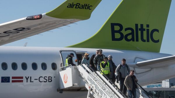 Самолет Bombardier CS300 латвийской авиакомпании airBaltic - Sputnik Латвия