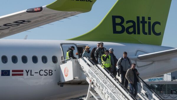 Самолет Bombardier CS300 латвийской авиакомпании airBaltic - Sputnik Латвия
