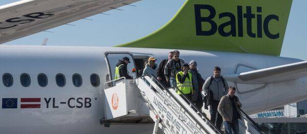 Самолет Bombardier CS300 латвийской авиакомпании airBaltic Самолет Bombardier CS300 латвийской авиакомпании airBaltic - Sputnik Латвия