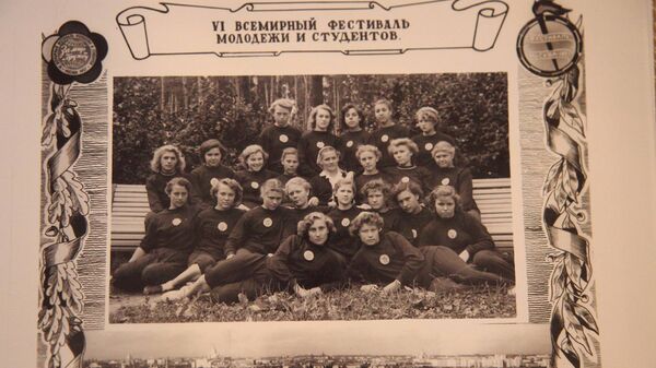 Группы, с которой Клавдия Тихомирова (вторая справа в самом верху) выступала в колонне на фестивале 1957 года - Sputnik Латвия