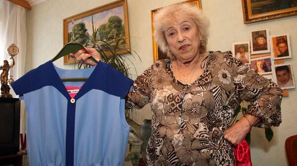 Клавдия Тихомирова и копии формы фестиваля 1957 годы - Sputnik Латвия