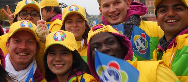 Участники парада-карнавала в Москве Участники парада-карнавала в Москве - Sputnik Латвия