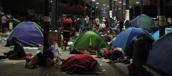 Беженцы с Ближнего Востока на вокзале Келети в Будапеште - Sputnik Латвия