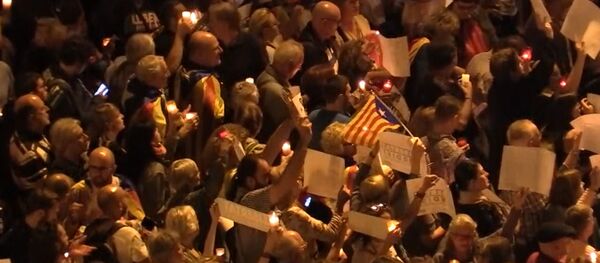 Тысячи человек в Барселоне вышли на митинг со свечами - Sputnik Latvija