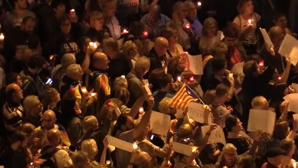 Тысячи человек в Барселоне вышли на митинг со свечами - Sputnik Latvija
