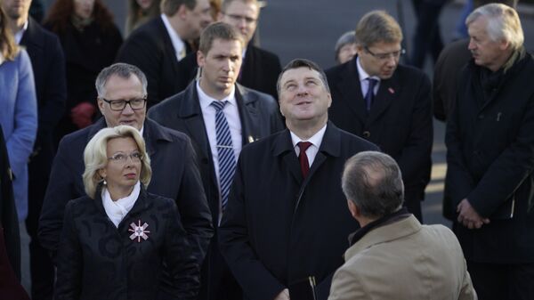 Президент Латвии Раймондс Вейонис рассматривает результат реконструкции памятника Президент Латвии Раймондс Вейонис рассматривает результат реконструкции памятника - Sputnik Латвия