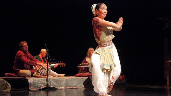 Знаменитая исполнительница индийских танцев Премал Мадина Знаменитая исполнительница индийских танцев Премал Мадина - Sputnik Латвия