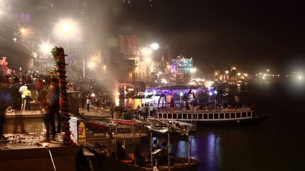 Индийский город Варанаси – традиционное место яркого празднования праздника Дивали Индийский город Варанаси – традиционное место яркого празднования праздника Дивали - Sputnik Латвия
