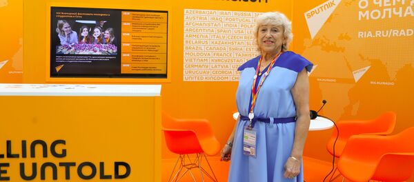 Участница фестиваля молодежи 1957 года Клавдия Тихомирова посетила стенд Sputnik Участница фестиваля молодежи 1957 года Клавдия Тихомирова посетила стенд Sputnik - Sputnik Латвия