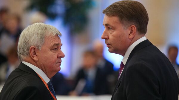 Председатель Латвийского профсоюза железнодорожников и отрасли сообщений Савелий Семенов и министр сообщений Улдис Аугулис - Sputnik Латвия