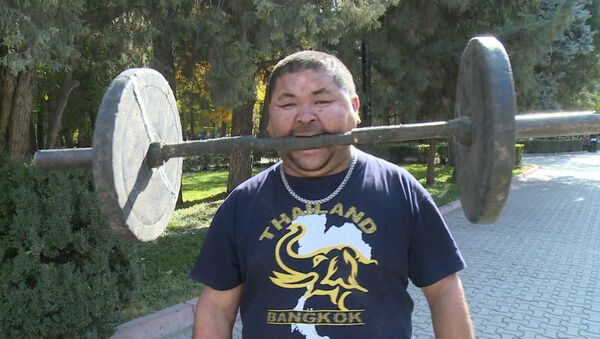 Силач из Кыргызстана заколачивает гвозди лбом и поднимает гантелю зубами - Sputnik Латвия