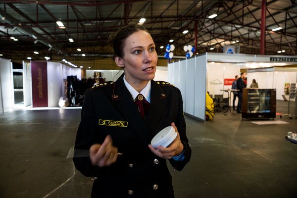 Представитель Пожарно-спасательной службы Латвии консультировала посетителей выставки по вопросам противопожарных датчиков Представитель Пожарно-спасательной службы Латвии консультировала посетителей выставки по вопросам противопожарных датчиков - Sputnik Латвия