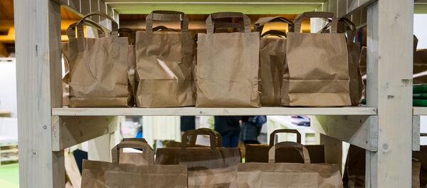 Во всем мире идет кампания об отказе от пластиковых пакетов и переходе на экологичные материалы Во всем мире идет кампания об отказе от пластиковых пакетов и переходе на экологичные материалы - Sputnik Latvija