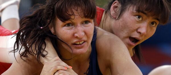 Анастасия Григорьева (слева) и Батцецег Соронзонболд во время женской вольной борьбы на Летних Олимпийских играх 2012 года - Sputnik Латвия