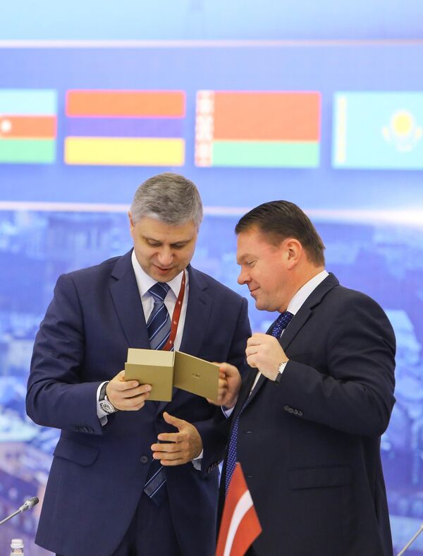 Президент РЖД получил от президента LDz Золотой локомотив №4 - Sputnik Латвия