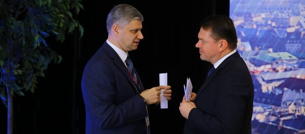 По завершении заседания Белозеров и президент Латвийской железной дороги (LDz) Эдвинс Берзиньш 20 минут беседовали тет-а-тет По завершении заседания Белозеров и президент Латвийской железной дороги (LDz) Эдвинс Берзиньш 20 минут беседовали тет-а-тет - Sputnik Latvija