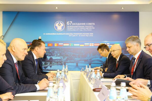 В ходе заседания прошли двусторонние переговоры между Российскими железными дорогами и Латвийской железной дорогой - Sputnik Латвия