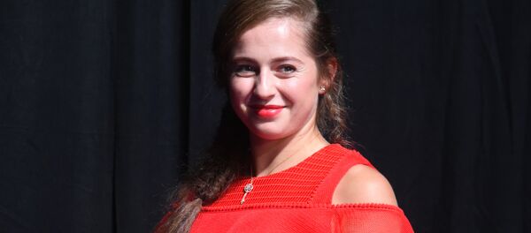 Теннисистка Елена Остапенко на церемонии награждения и жеребьевке итогового турнира WTA в Сингапуре Теннисистка Елена Остапенко на церемонии награждения и жеребьевке итогового турнира WTA в Сингапуре - Sputnik Latvija