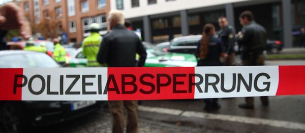 Полицейский на месте нападения на людей с ножом в Мюнхене Полицейский на месте нападения на людей с ножом в Мюнхене - Sputnik Latvija