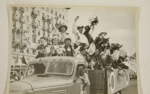 Фестиваль молодежи и студентов 1957 года в Москве в объективе Вильберта Веберга. Экспозиция Музея Москвы - Sputnik Латвия