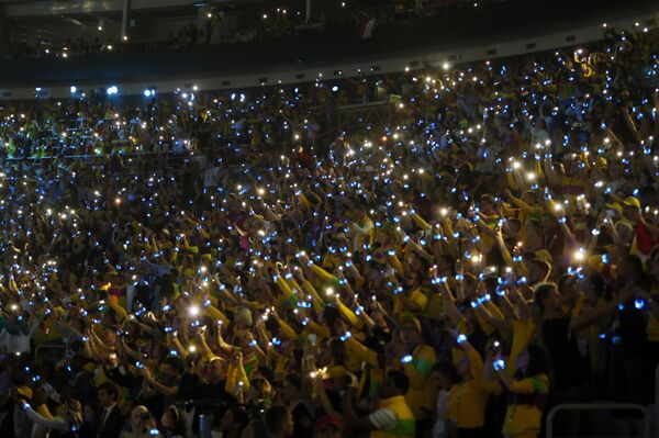 Зрители на церемонии закрытия XIX Всемирного фестиваля молодёжи и студентов в Сочи. Зрители на церемонии закрытия XIX Всемирного фестиваля молодёжи и студентов в Сочи. - Sputnik Латвия