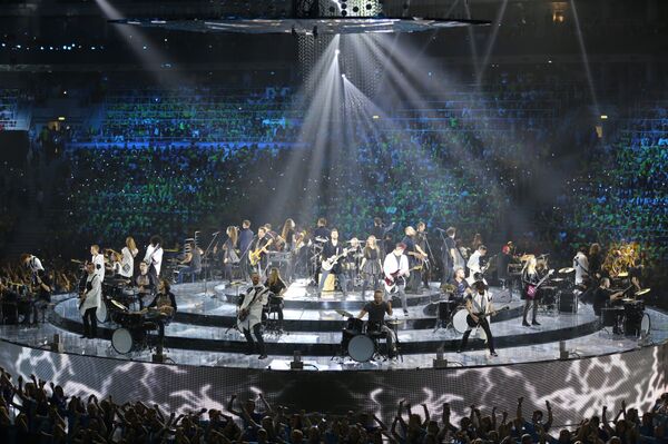 Участники церемонии закрытия XIX Всемирного фестиваля молодёжи и студентов в Сочи. Участники церемонии закрытия XIX Всемирного фестиваля молодёжи и студентов в Сочи. - Sputnik Латвия