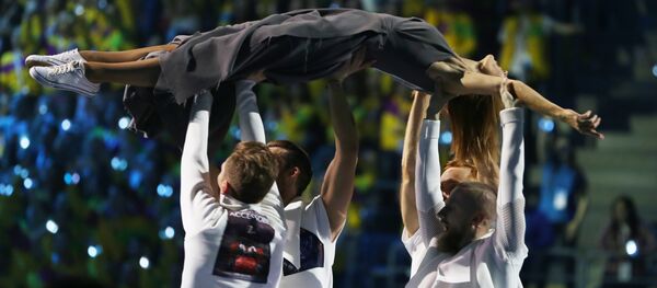 Участники церемонии закрытия XIX Всемирного фестиваля молодёжи и студентов в Сочи. - Sputnik Латвия