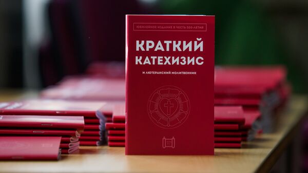 Первое латвийское издание Краткого Катехизиса и Молитвенника на русском языке - Sputnik Латвия