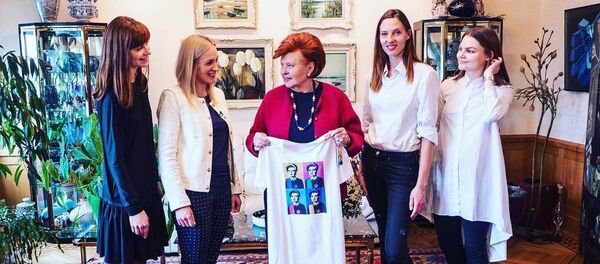 Вайра Вике-Фрейберга и девушки проекта Нам всем надо быть Вайрой - Sputnik Латвия