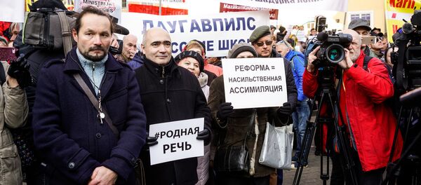 Mītiņš pret bilingvālo skolu pāreju pie latviešu mācību valodas Mītiņš pret bilingvālo skolu pāreju pie latviešu mācību valodas - Sputnik Latvija