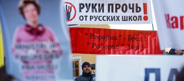 Митинг против полного перевода билингвальных школ на латышский язык - Sputnik Латвия