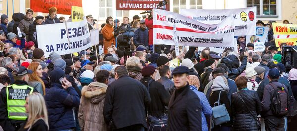 Mītiņš pret bilingvālo skolu pāreju pie mācībām latviešu valodā Mītiņš pret bilingvālo skolu pāreju pie mācībām latviešu valodā - Sputnik Latvija