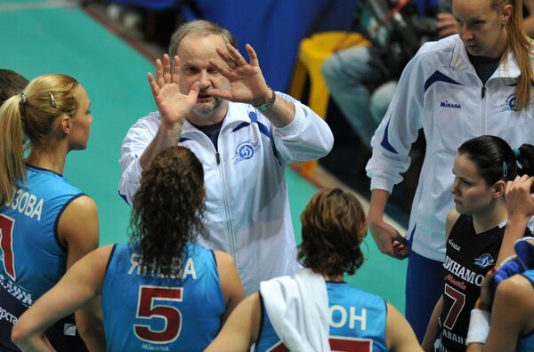 Главный тренер ВК Динамо Борис Колчин и старший тренер ВК Динамо Елена Година (справа на втором плане) на полуфинальном матче Кубка России по волейболу среди женщин между ВК Динамо (Москва) и ВК Заречье-Одинцово (Московская область) Главный тренер ВК Динамо Борис Колчин и старший тренер ВК Динамо Елена Година (справа на втором плане) на полуфинальном матче Кубка России по волейболу среди женщин между ВК Динамо (Москва) и ВК Заречье-Одинцово (Московская область) - Sputnik Латвия