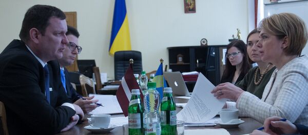 Посол Латвии на Украине Юрис Пойканс и министр образования Украины Лилия Гриневич на встрече в Киеве 23 октября 2017 года - Sputnik Латвия