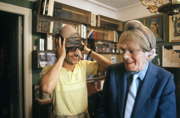 Аркадий Исаакович и Константин Аркадьевич Райкины в масках, которые Аркадий использует в своих спектаклях - Sputnik Латвия