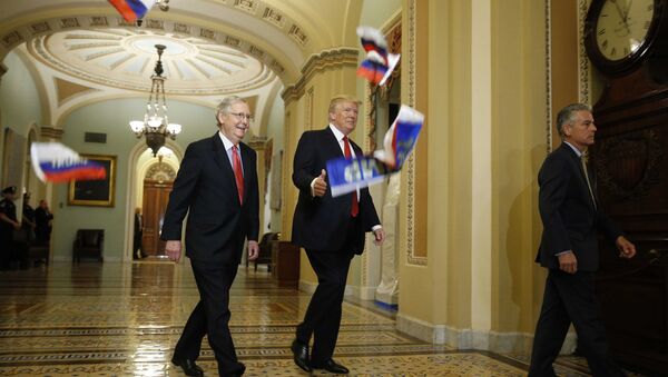 Президент США Дональд Трамп и Митч Макконнелл прибыли на еженедельное заседание Республиканского комитета по политике Сената - Sputnik Латвия