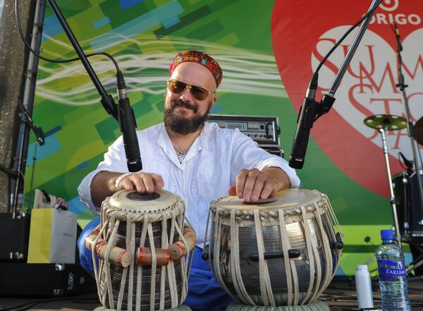 Лидер группы Baraka перкуссионист Дмитрий Евсиков Лидер группы Baraka перкуссионист Дмитрий Евсиков - Sputnik Латвия