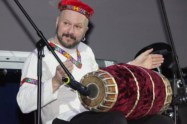 Лидер группы Baraka перкуссионист Дмитрий Евсиков Лидер группы Baraka перкуссионист Дмитрий Евсиков - Sputnik Латвия