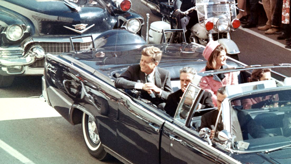 Džons Kenedijs ar dzīvesbiedri limuzīnā dažas minūtes pirms atentāta - Sputnik Latvija