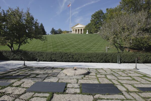 Могилы Джона и Жаклин Кеннеди на Арлингтонском национальном кладбище в Вашингтоне - Sputnik Латвия