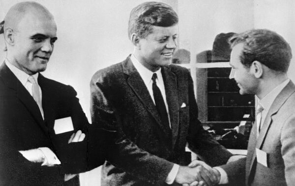Президент США Джон Кеннеди (в центре) приветствует Германа Титова (справа), второго человека в мировой истории, побывавшего в космосе в августе 1961 года. Слева - астронавт США Джон Гленн, первый американский астронавт, совершивший орбитальный космический полёт 20 февраля 1962 года - Sputnik Латвия