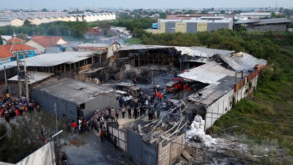 Последствия пожара на заводе фейерверков в Индонезии - Sputnik Latvija