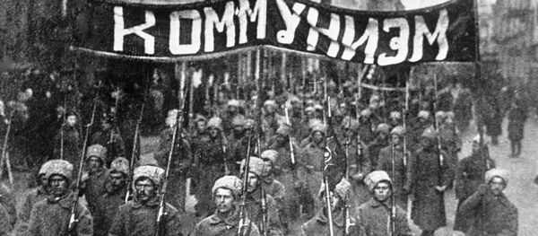 Колонна революционно настроенных солдат с лозунгом Коммунизм идет по Никольской улице в Москве. 1917 год Колонна революционно настроенных солдат с лозунгом Коммунизм идет по Никольской улице в Москве. 1917 год - Sputnik Latvija