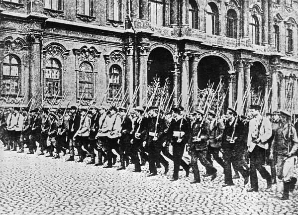Отряд Красной гвардии на улицах Петрограда. 1917 год - Sputnik Латвия