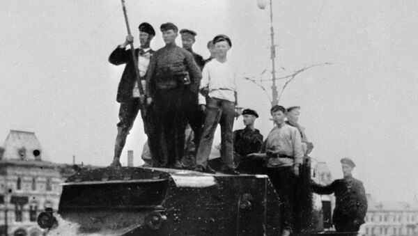 Рабочие на броневике на Красной площади в Москве, 1917 год - Sputnik Латвия