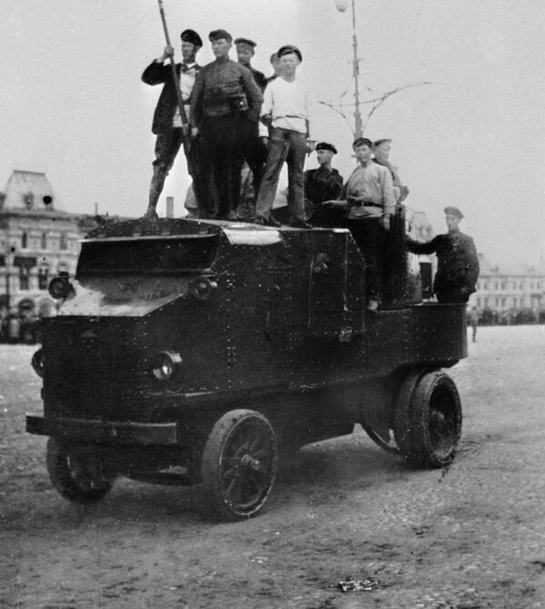Рабочие на броневике на Красной площади в Москве, 1917 год - Sputnik Латвия